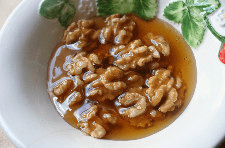 الجوز مع العسل لزيادة الفاعلية